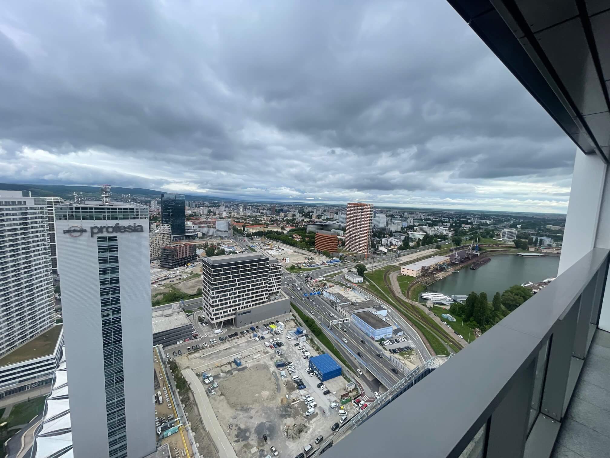 Predané: 2 Izbový byt,  Eurovea Tower, 56,4m2 úžitková, loggia 10,2m2, 33 poschodie, kobka 3,10 m2, Garážové miesto-20