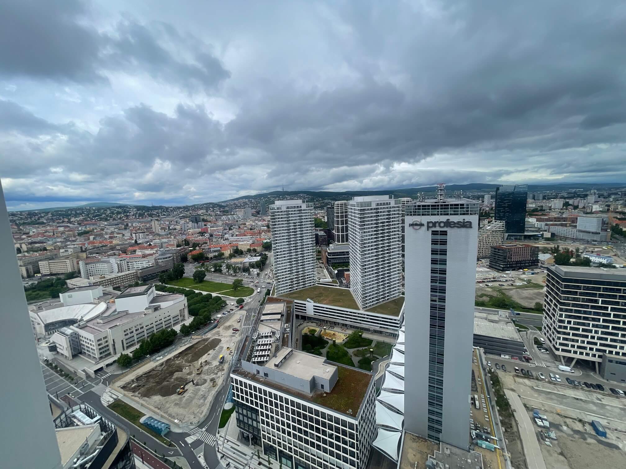 Predané: 2 Izbový byt,  Eurovea Tower, 56,4m2 úžitková, loggia 10,2m2, 33 poschodie, kobka 3,10 m2, Garážové miesto-19