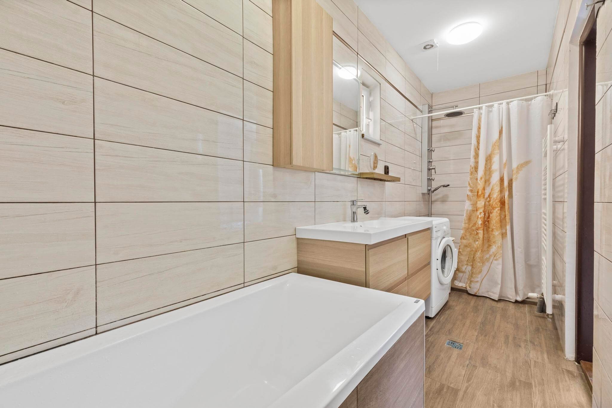 Veľký 9 izbový RD, 3 samostatné vstupy, úžitková 403m2, pozemok 666m2, Podunajské Biskupice-32