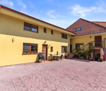 Veľký 9 izbový RD, 3 samostatné vstupy, úžitková 403m2, pozemok 666m2, Podunajské Biskupice-0