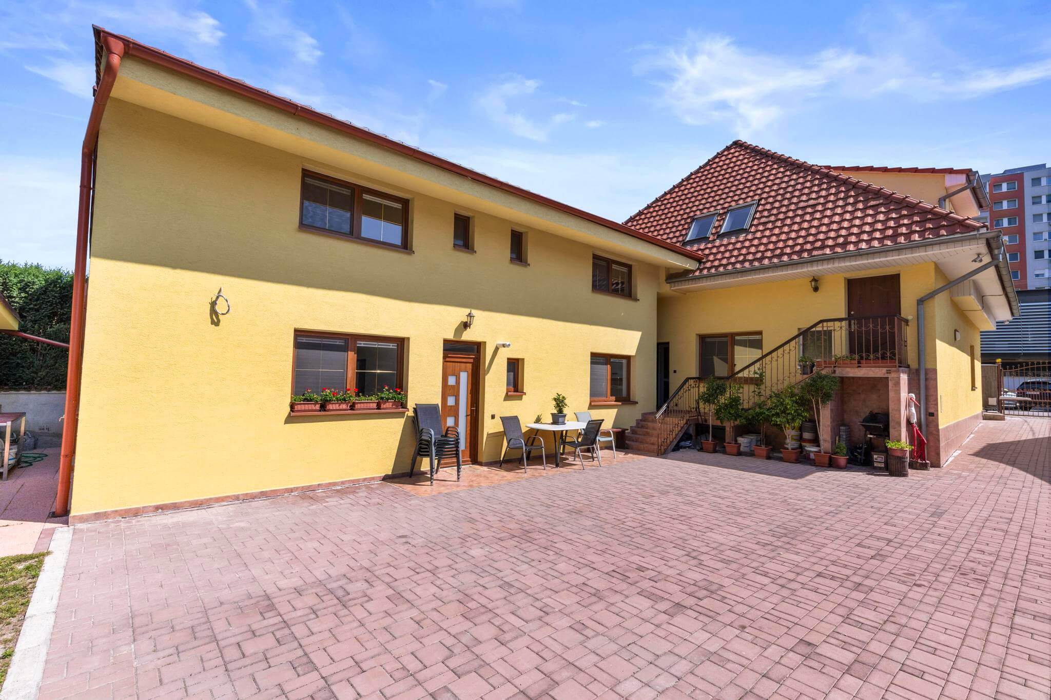 Veľký 9 izbový RD, 3 samostatné vstupy, úžitková 403m2, pozemok 666m2, Podunajské Biskupice-0