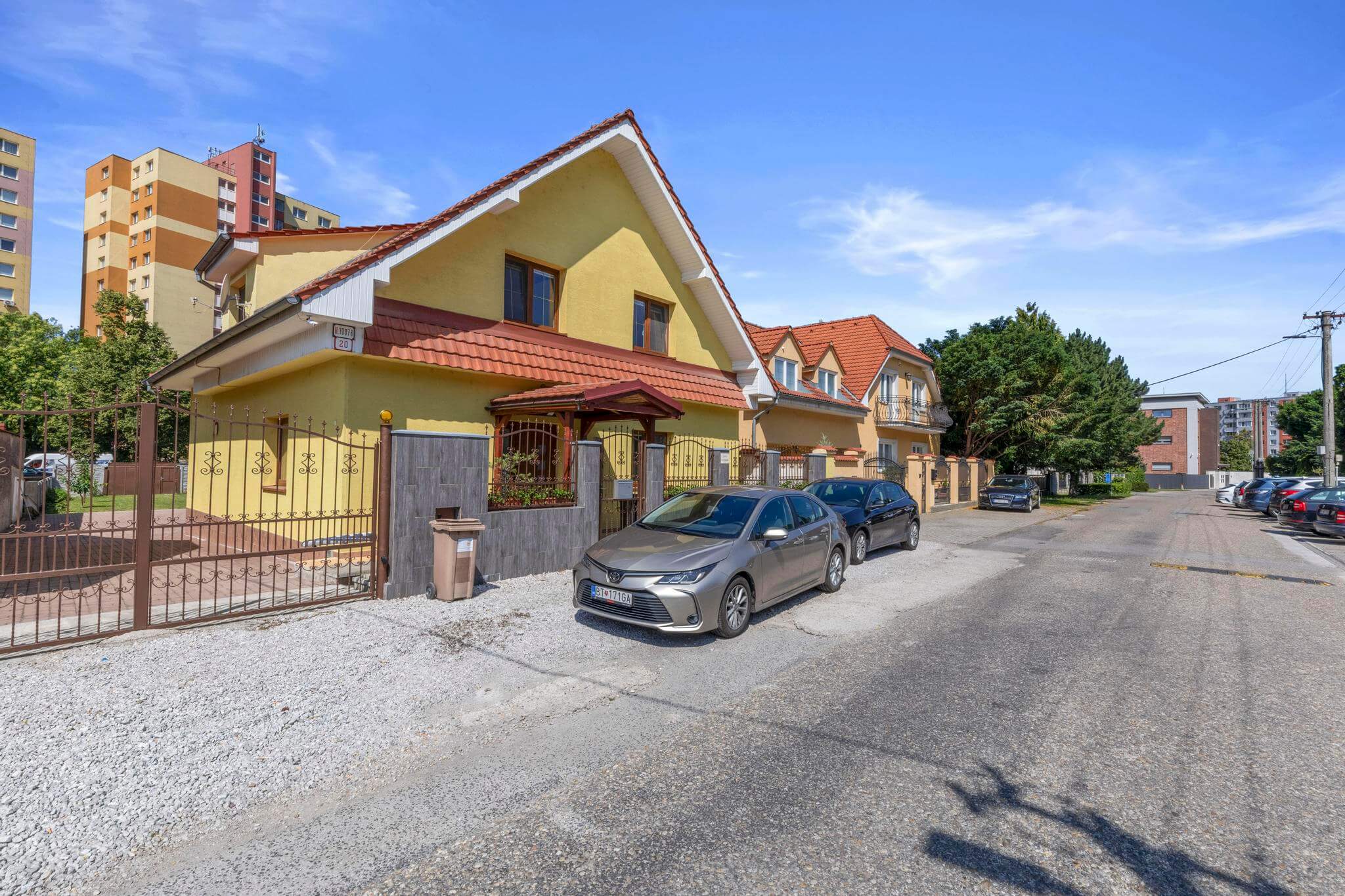 Veľký 9 izbový RD, 3 samostatné vstupy, úžitková 403m2, pozemok 666m2, Podunajské Biskupice-2