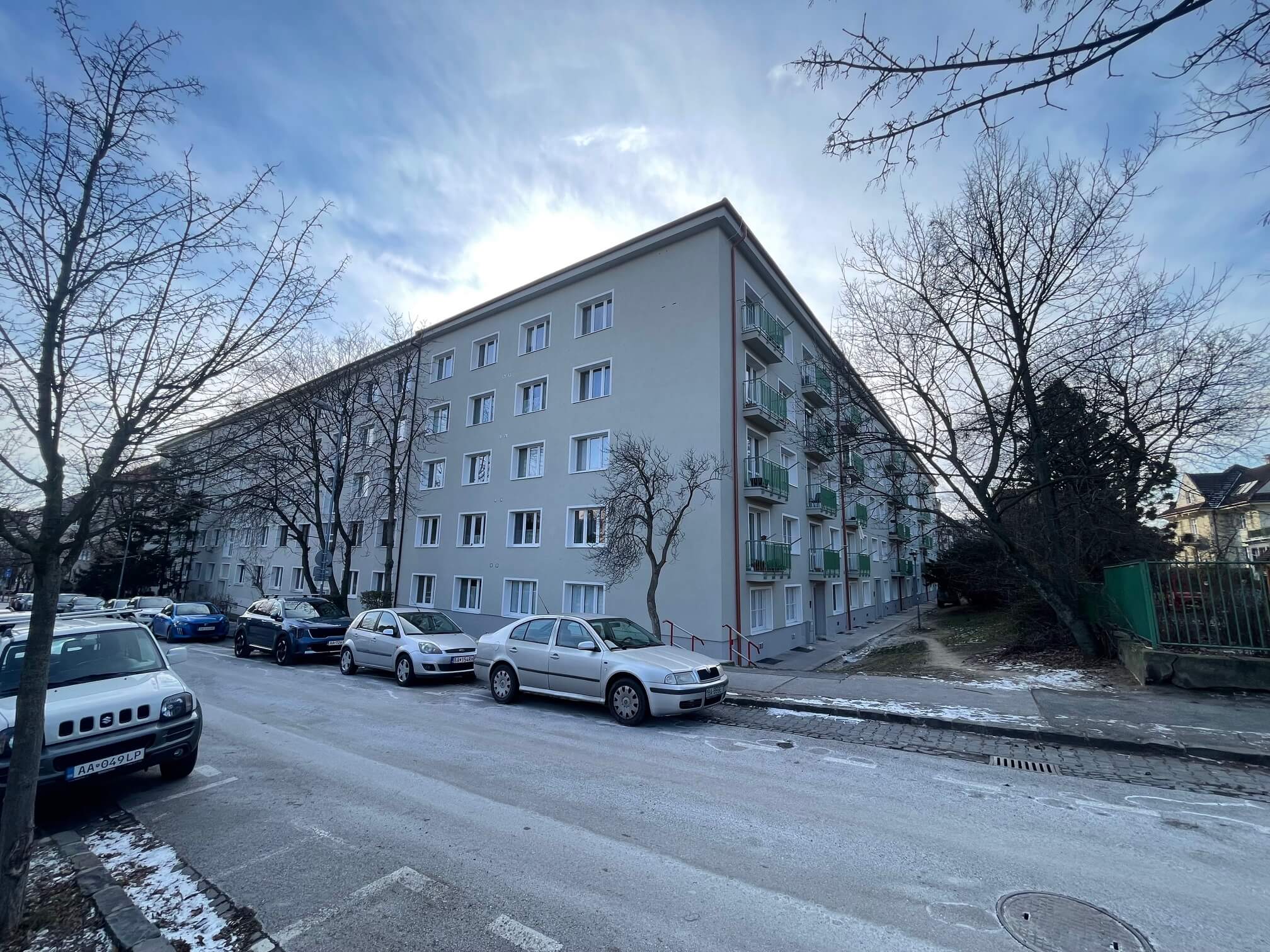 Predané: 3 izbový byt, úžitková plocha 79,52m2, čiastočne prerobený, Šuňavcova, Nové Mesto-0