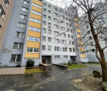 Predané: Na predaj 3 izbový byt, úžitková 66,24m2, loggia 3,68m2, 3poschodie, Klincová 21 v Ružinove-0