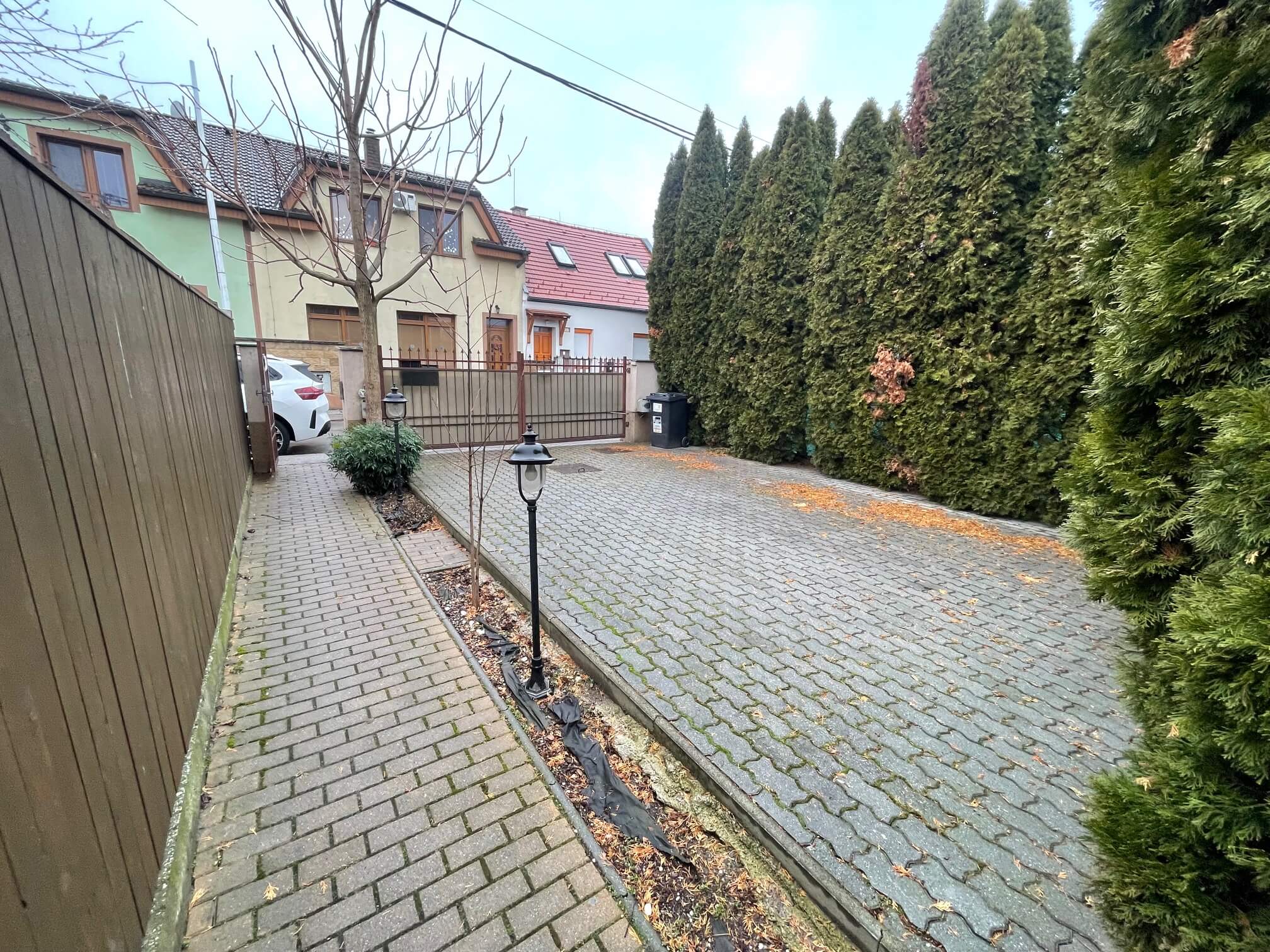 Prenajaté: Prenájom 6 izbový rodinný dom vhodný na bývanie aj na kancelárske účely, lokalita Trnávka, ul. Bencúrova, BA II.-4