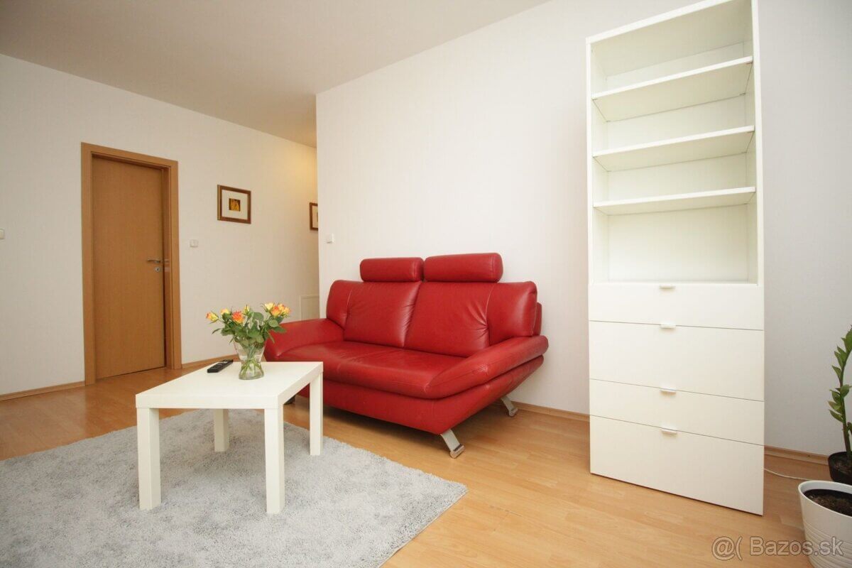 2 izbový byt, úžitková 44,7m2, rok výstavby 2006, zariadený, parkovacie státie, Zádunajská cesta 6, pri Auparku-13