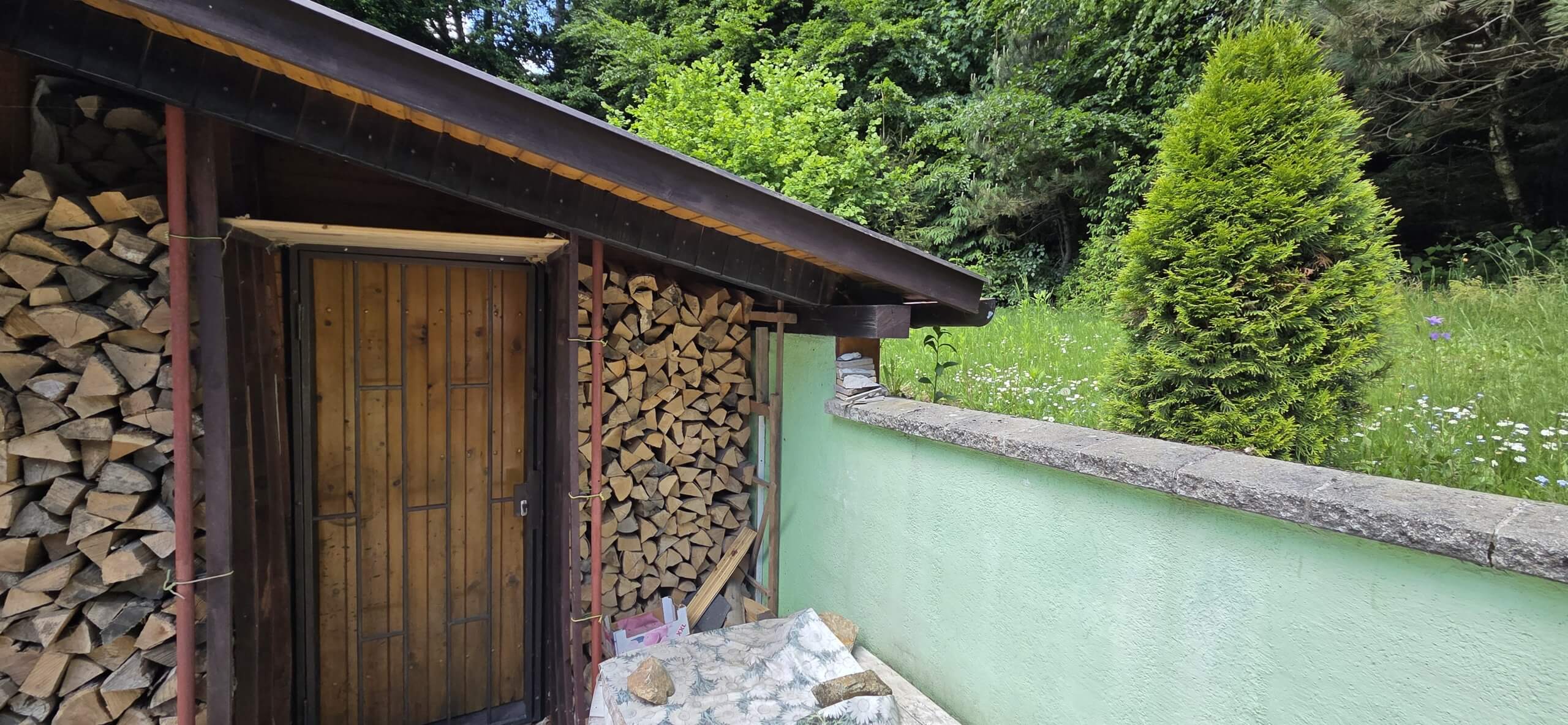 Chata v lese pri Modre, CHKO za Zochovou Chatou, 3 izby, dvojposchodova, úžitková 70m2-51