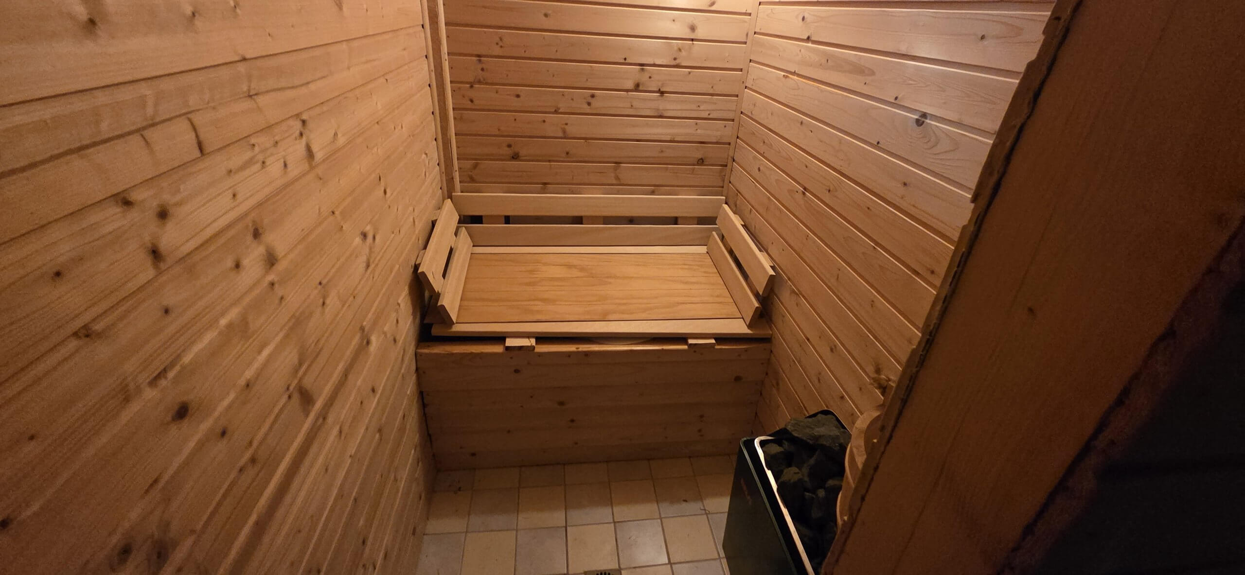 Chata v lese pri Modre, CHKO za Zochovou Chatou, 3 izby, dvojposchodova, úžitková 70m2-32