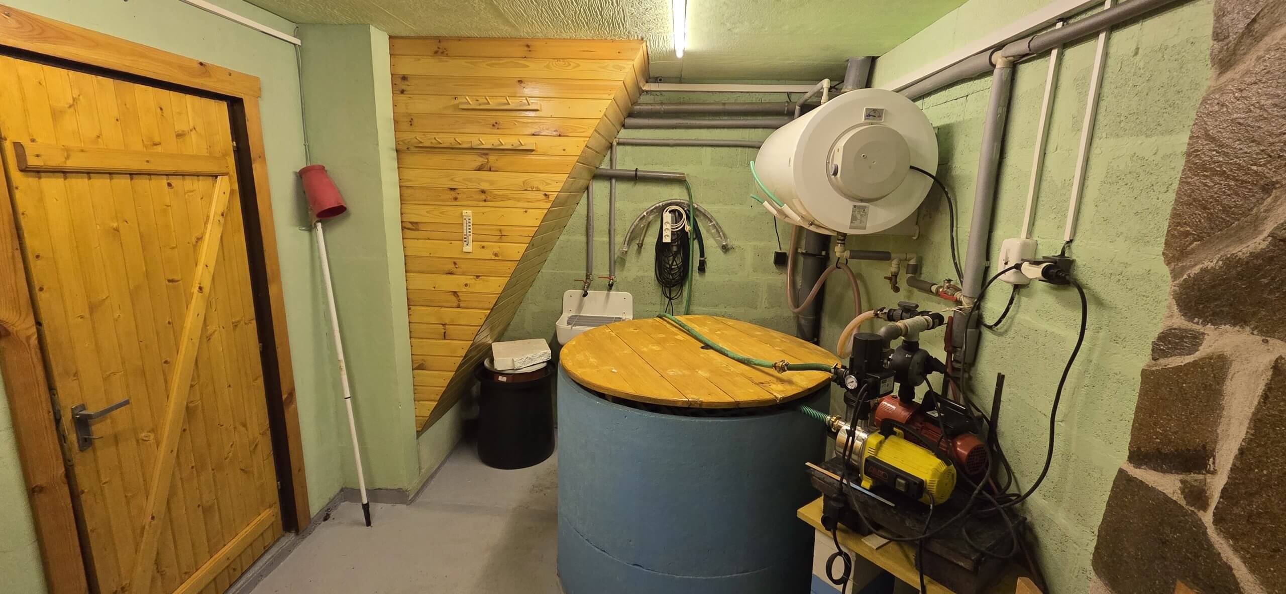 Chata v lese pri Modre, CHKO za Zochovou Chatou, 3 izby, dvojposchodova, úžitková 70m2-30