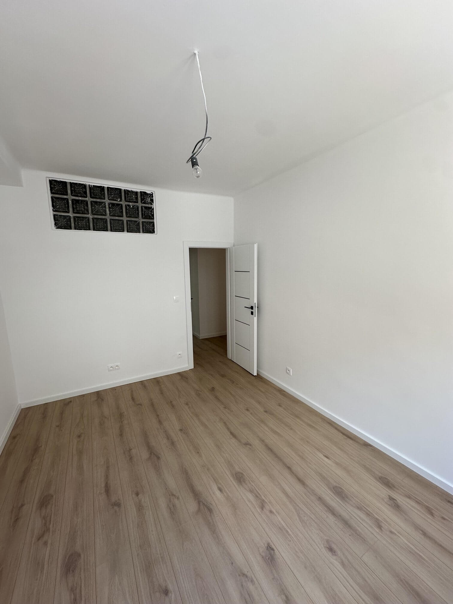 4 izbový byt, kompletne zrekonštruovaný, úžitková 88m2, 2 balkóny, Pivnica 5,9 m2, Krížna 24, Bratislava-9