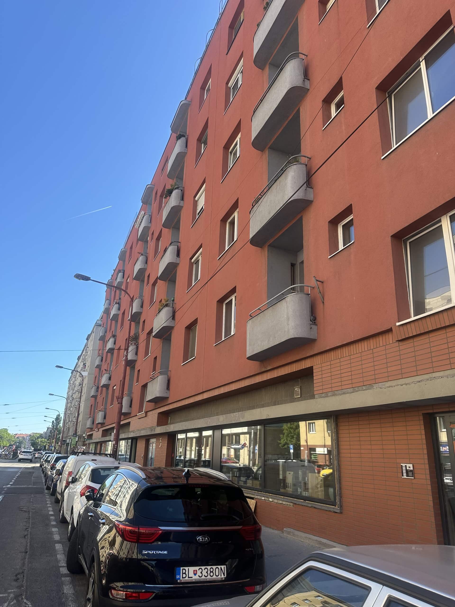 4 izbový byt, kompletne zrekonštruovaný, úžitková 88m2, 2 balkóny, Pivnica 5,9 m2, Krížna 24, Bratislava-1