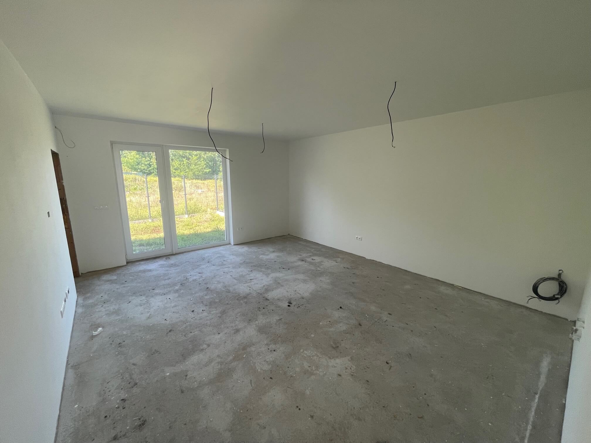 Novostavba 4-izbový rodinný dom v tichej časti Šenkvíc, úžitková 96m2, pozemok 410m2, parkovanie-4