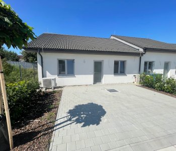 Novostavba 4-izbový rodinný dom v tichej časti Šenkvíc, úžitková 96m2, pozemok 410m2, parkovanie-1
