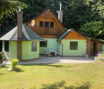Chata v lese pri Modre, CHKO za Zochovou Chatou, 3 izby, dvojposchodova, úžitková 70m2-0