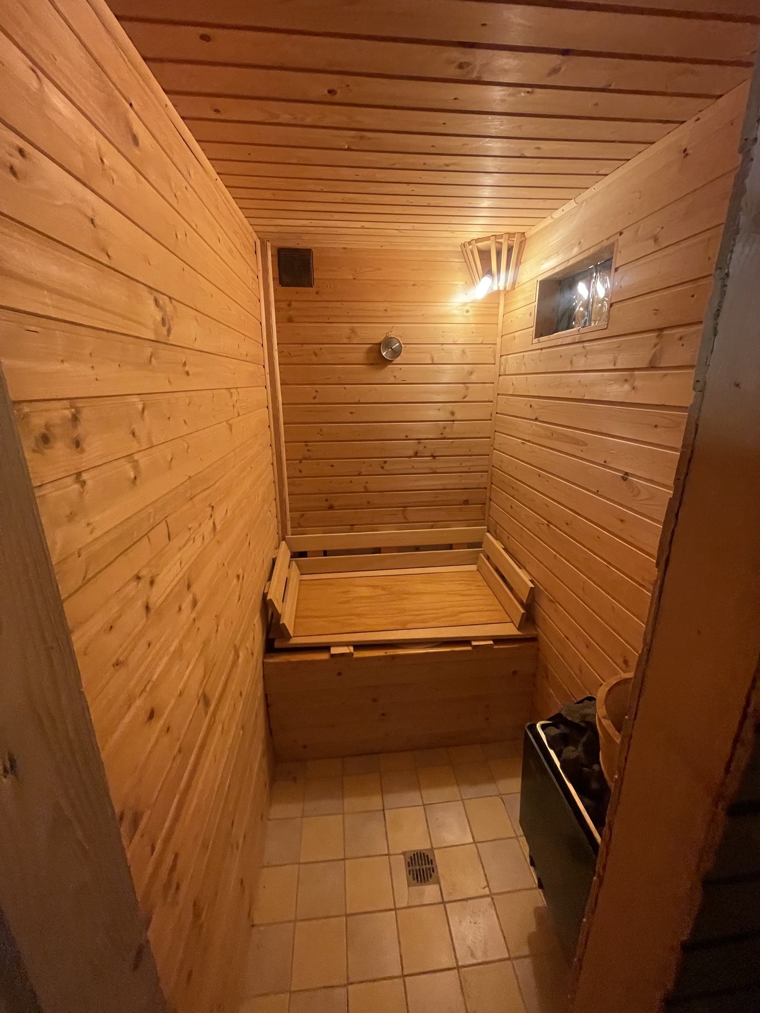 Chata v lese pri Modre, CHKO za Zochovou Chatou, 3 izby, dvojposchodova, úžitková 70m2-18