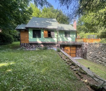 Chata v lese pri Modre, CHKO za Zochovou Chatou, 3 izby, dvojposchodova, úžitková 70m2-3