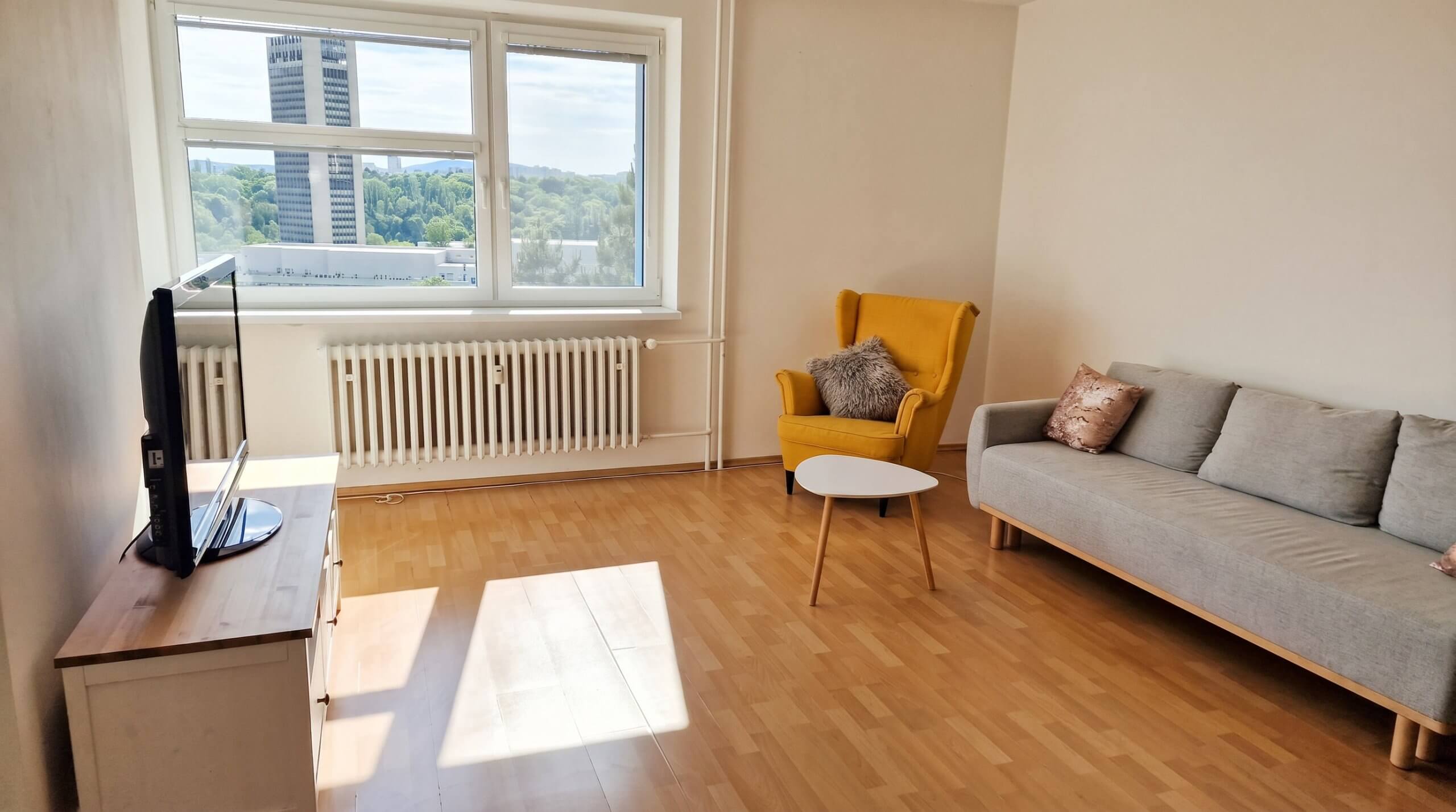 Priestranný 4-izbový byt 98m2, s dvoma lodžiami 15,7m2, s výhľadom, Martinengová ulica,  v prestížnej lokalite pri Horskom parku-0