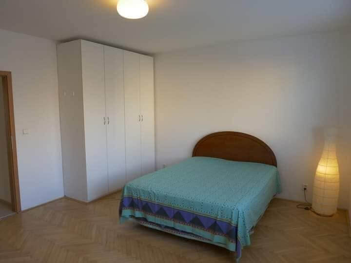 Prenajaté: Na prenájom priestranný 2-izbový byt s loggiou a balkónom v centre Bratislavy – Hollého ulica-3