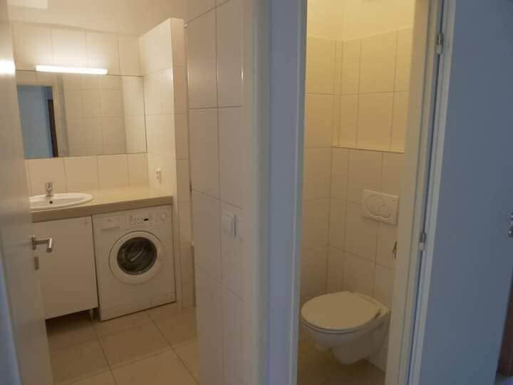 Prenajaté: Na prenájom priestranný 2-izbový byt s loggiou a balkónom v centre Bratislavy – Hollého ulica-4