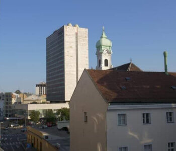 Prenajaté: Na prenájom priestranný 2-izbový byt s loggiou a balkónom v centre Bratislavy – Hollého ulica-1