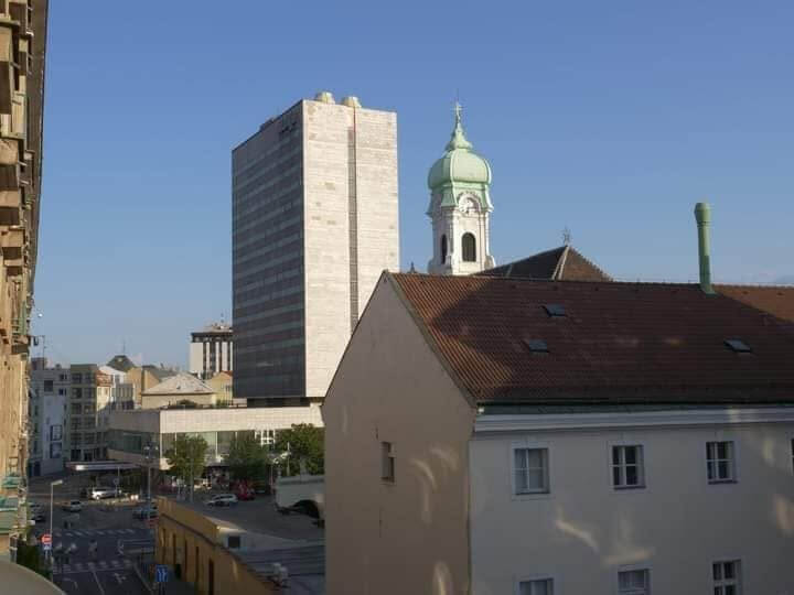 Prenajaté: Na prenájom priestranný 2-izbový byt s loggiou a balkónom v centre Bratislavy – Hollého ulica-1