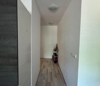 Prenajaté: Slnečný 2-izbový byt úžitková 56m2 s veľkou terasou 39m2 pri lese – Kramáre, Ďumbierska ulica-3