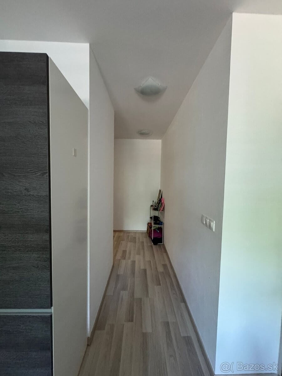 Prenajaté: Slnečný 2-izbový byt úžitková 56m2 s veľkou terasou 39m2 pri lese – Kramáre, Ďumbierska ulica-3