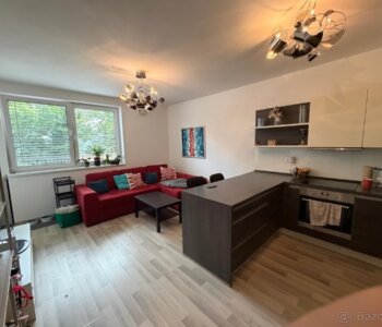 Prenajaté: Slnečný 2-izbový byt úžitková 56m2 s veľkou terasou 39m2 pri lese – Kramáre, Ďumbierska ulica-1