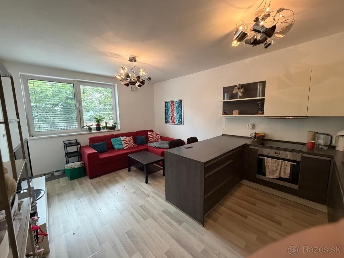 Prenajaté: Slnečný 2-izbový byt úžitková 56m2 s veľkou terasou 39m2 pri lese – Kramáre, Ďumbierska ulica-1