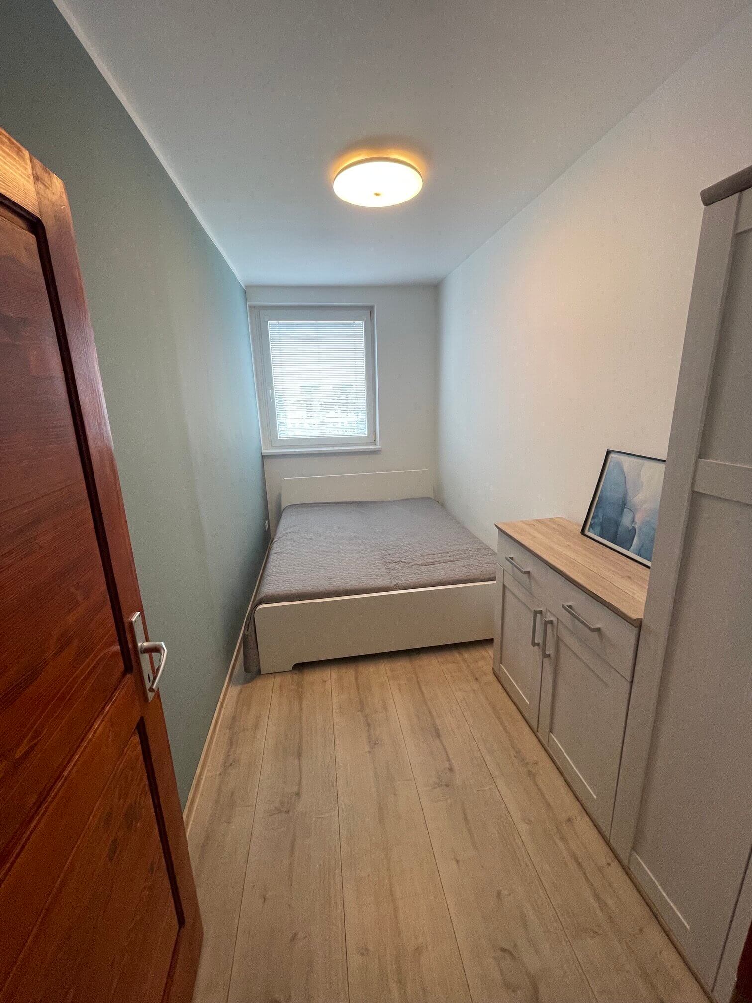 2 izbový byt, úžitková 48,18m2 z toho pivnica 2m2, Loggia má 4,86m2, po kompletnej rekonštrukcii na začiatku Petržalky, ul. Pečnianska 13-4
