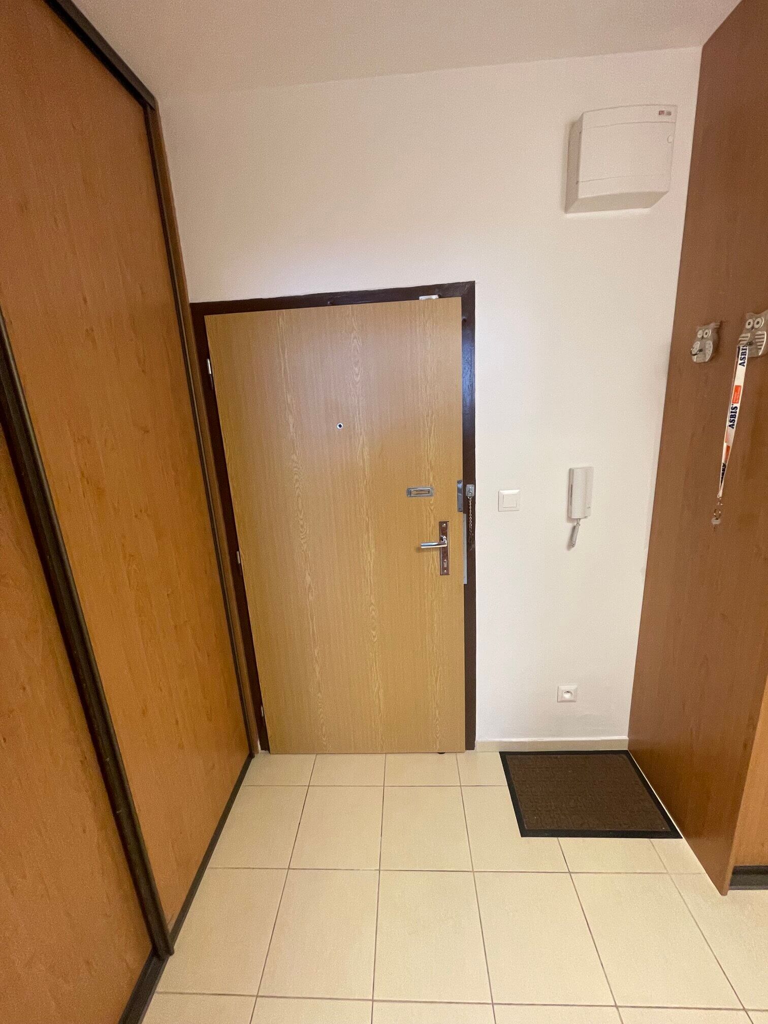 2 izbový byt, úžitková 48,18m2 z toho pivnica 2m2, Loggia má 4,86m2, po kompletnej rekonštrukcii na začiatku Petržalky, ul. Pečnianska 13-14