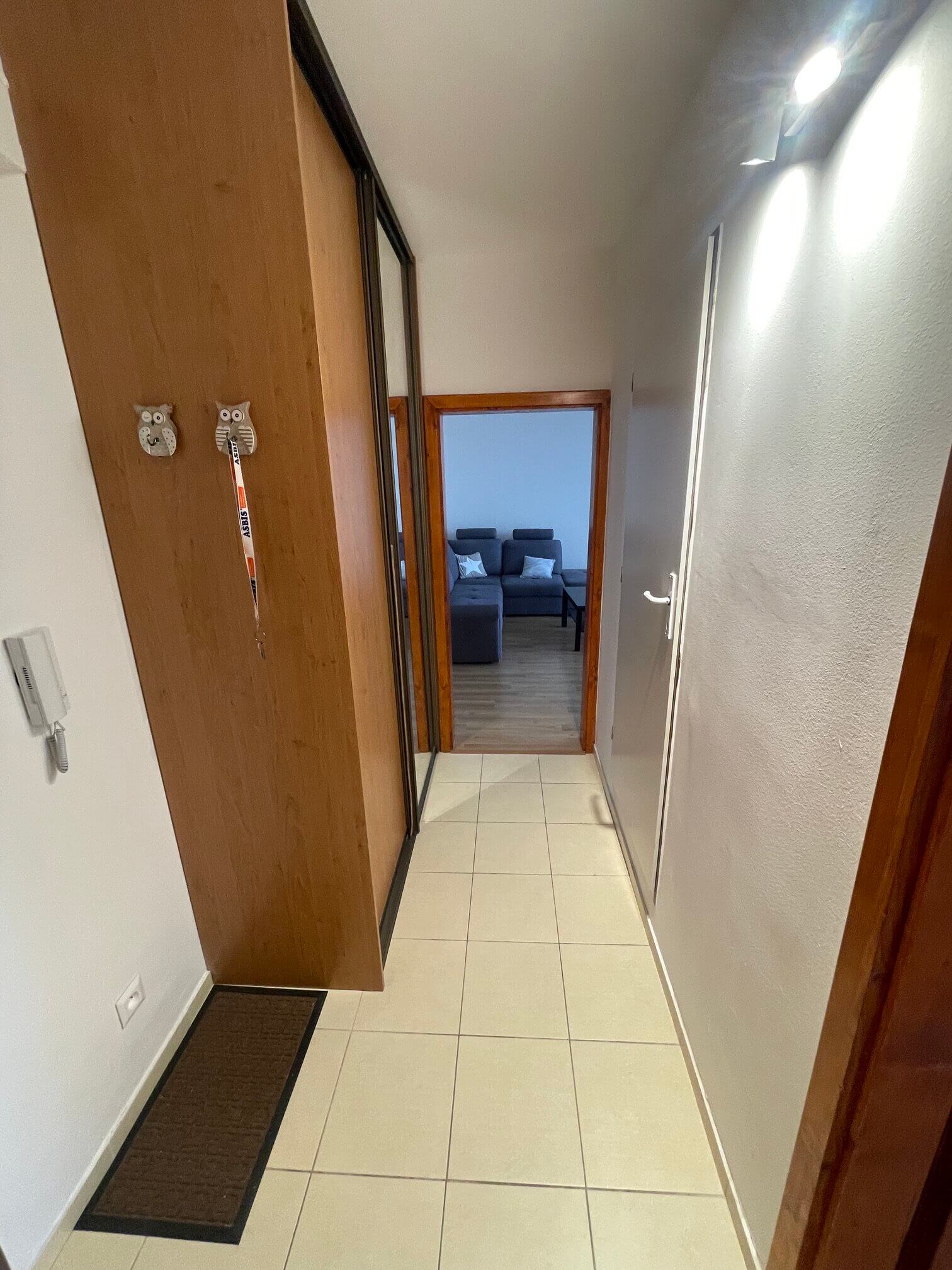 2 izbový byt, úžitková 48,18m2 z toho pivnica 2m2, Loggia má 4,86m2, po kompletnej rekonštrukcii na začiatku Petržalky, ul. Pečnianska 13-13