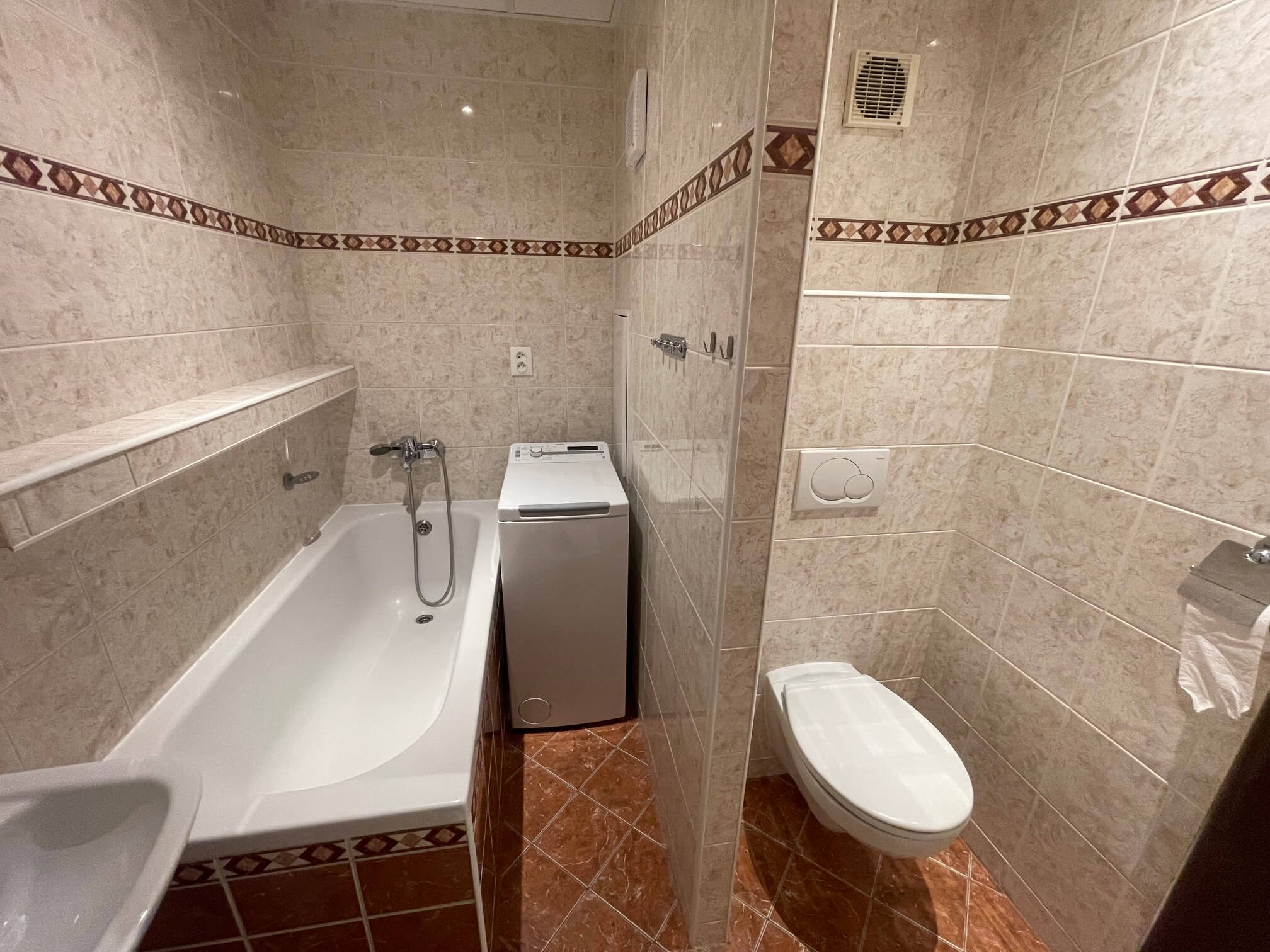 2 izbový byt, úžitková 48,18m2 z toho pivnica 2m2, Loggia má 4,86m2, po kompletnej rekonštrukcii na začiatku Petržalky, ul. Pečnianska 13-10
