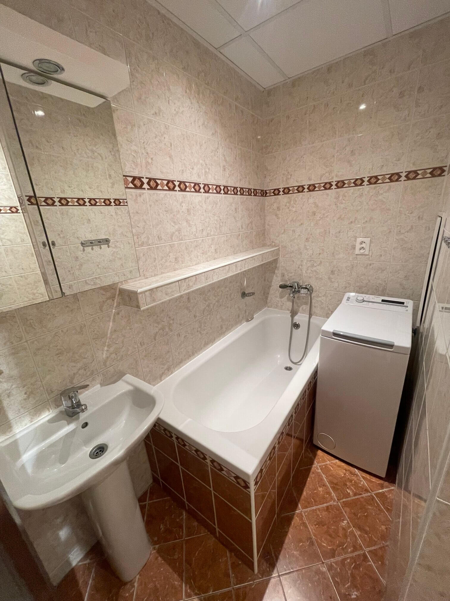 2 izbový byt, úžitková 48,18m2 z toho pivnica 2m2, Loggia má 4,86m2, po kompletnej rekonštrukcii na začiatku Petržalky, ul. Pečnianska 13-9