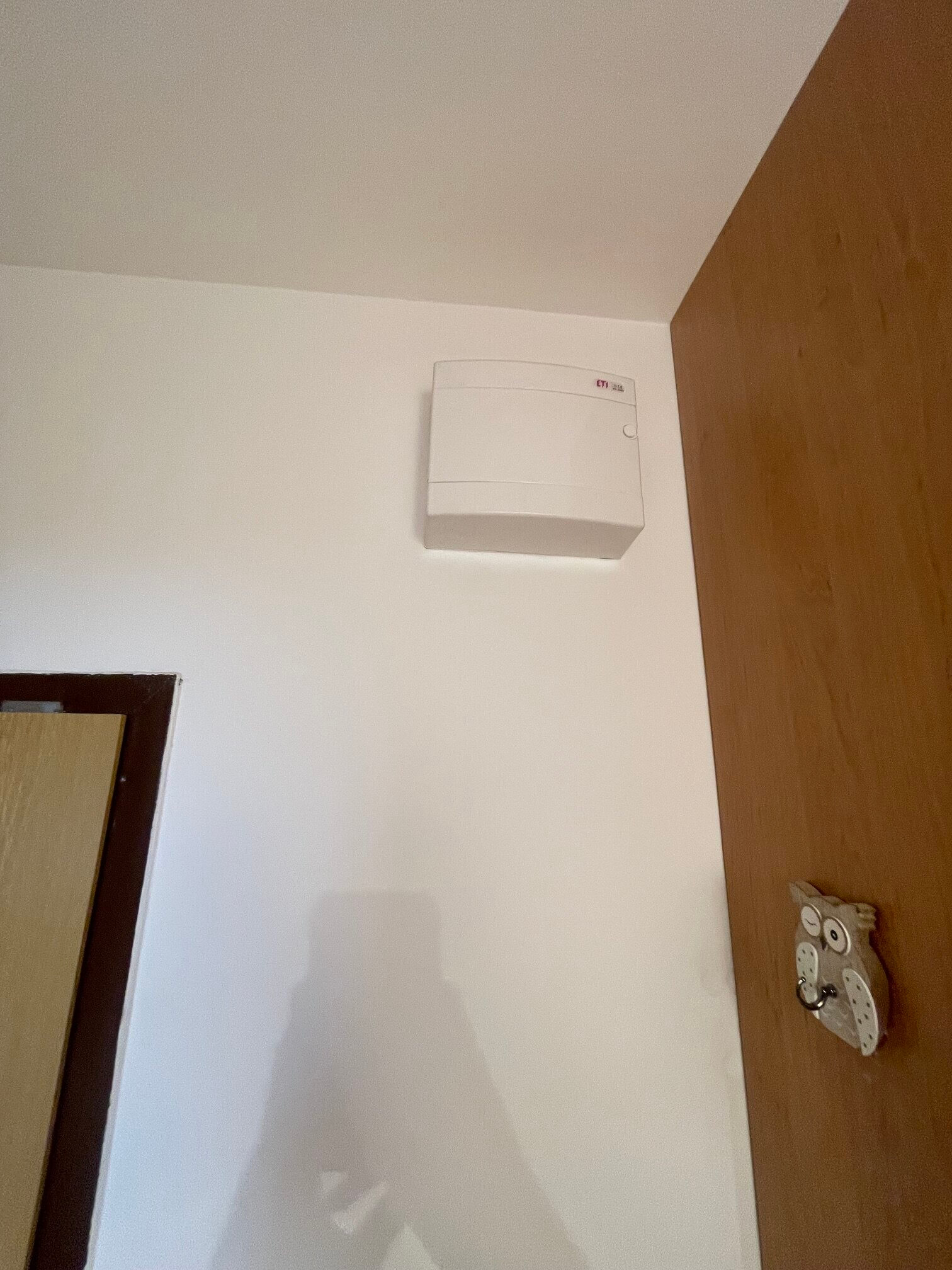 2 izbový byt, úžitková 48,18m2 z toho pivnica 2m2, Loggia má 4,86m2, po kompletnej rekonštrukcii na začiatku Petržalky, ul. Pečnianska 13-15