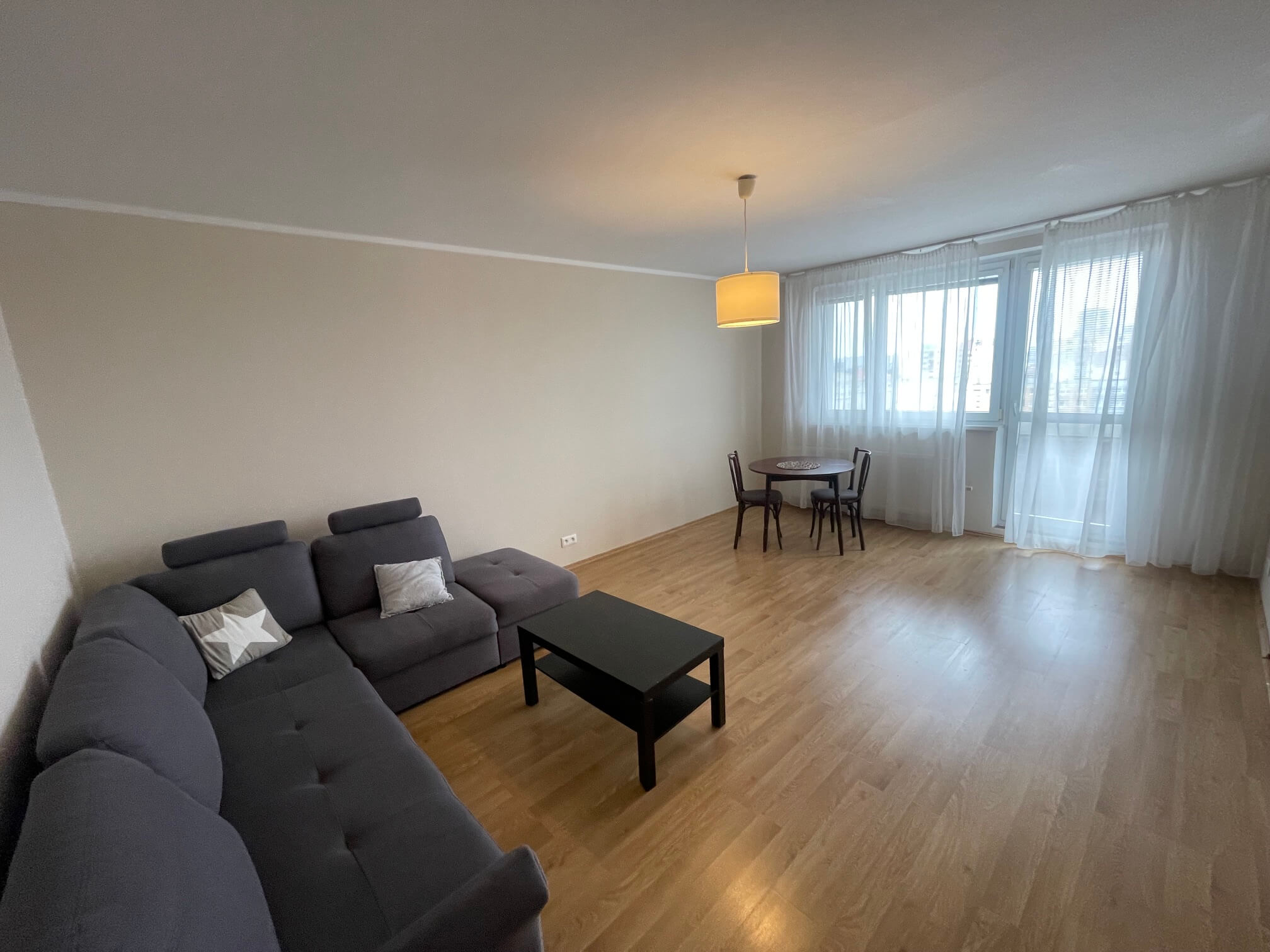 2 izbový byt, úžitková 48,18m2 z toho pivnica 2m2, Loggia má 4,86m2, po kompletnej rekonštrukcii na začiatku Petržalky, ul. Pečnianska 13-2