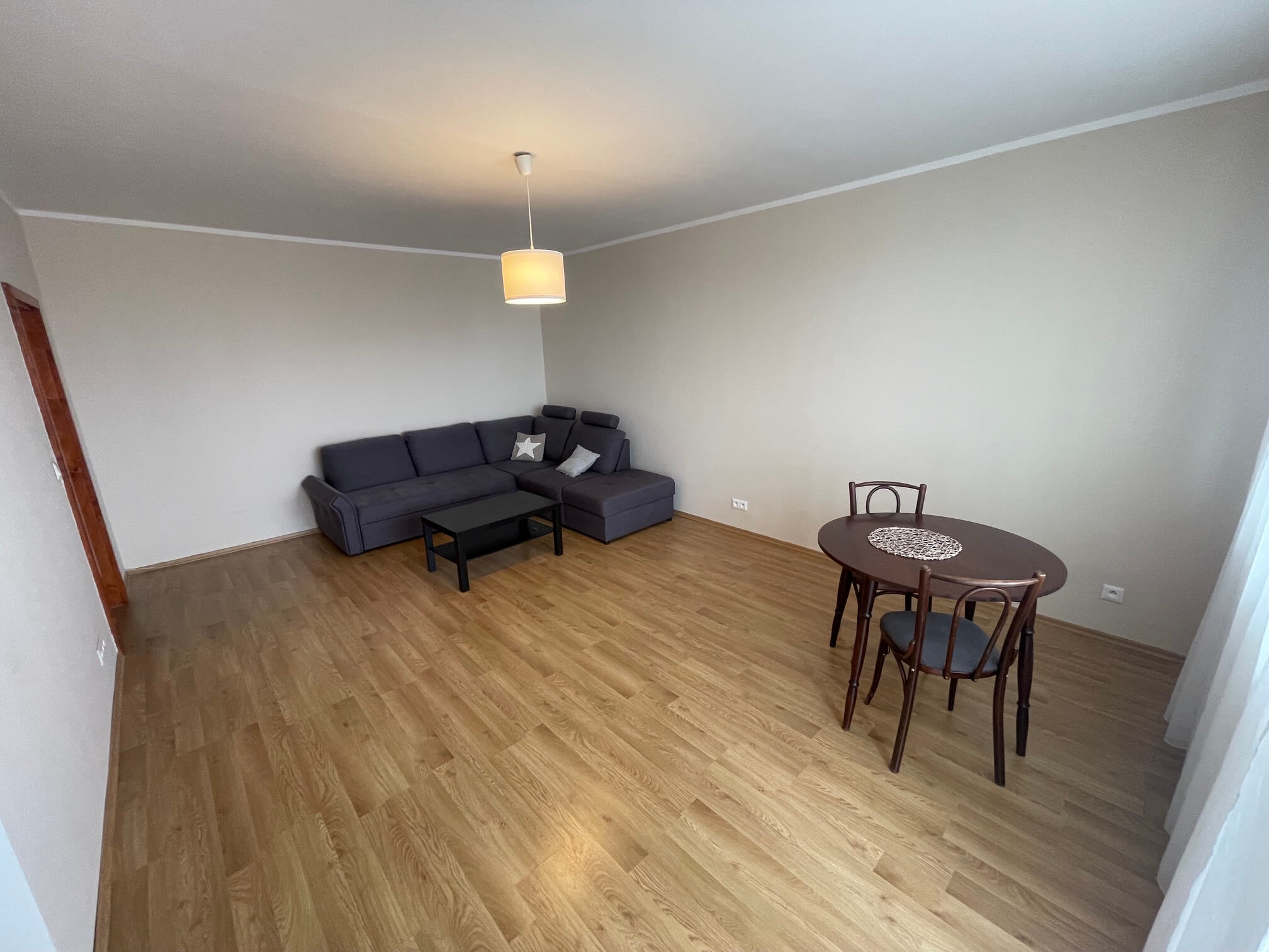 2 izbový byt, úžitková 48,18m2 z toho pivnica 2m2, Loggia má 4,86m2, po kompletnej rekonštrukcii na začiatku Petržalky, ul. Pečnianska 13-3