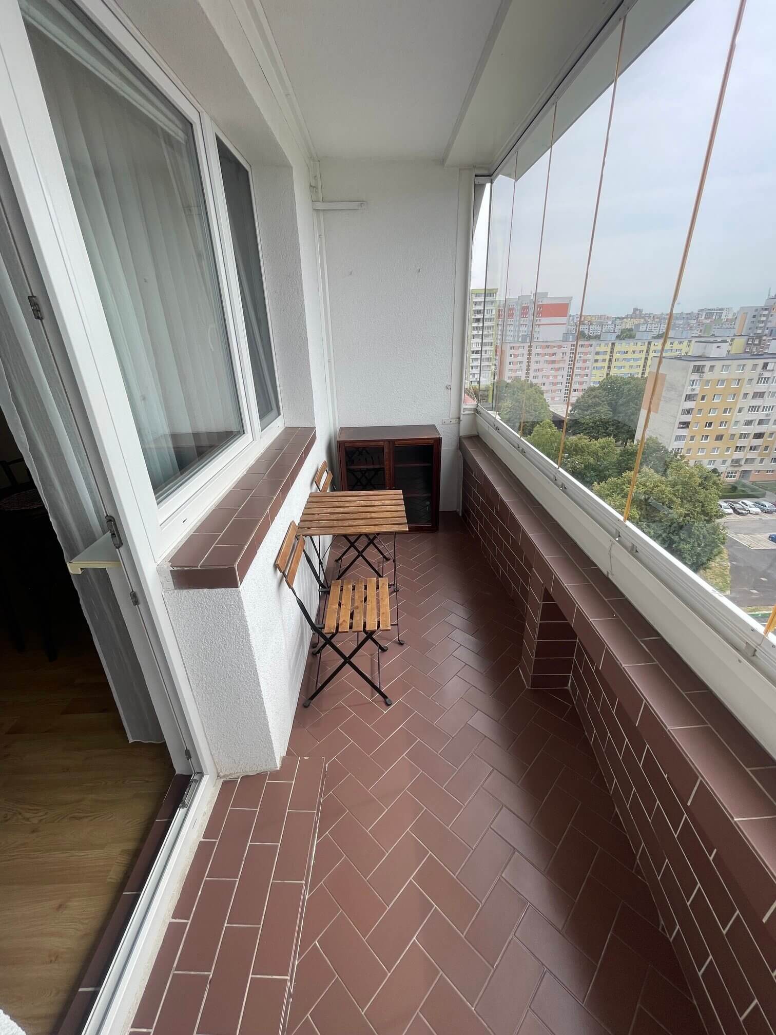 2 izbový byt, úžitková 48,18m2 z toho pivnica 2m2, Loggia má 4,86m2, po kompletnej rekonštrukcii na začiatku Petržalky, ul. Pečnianska 13-11