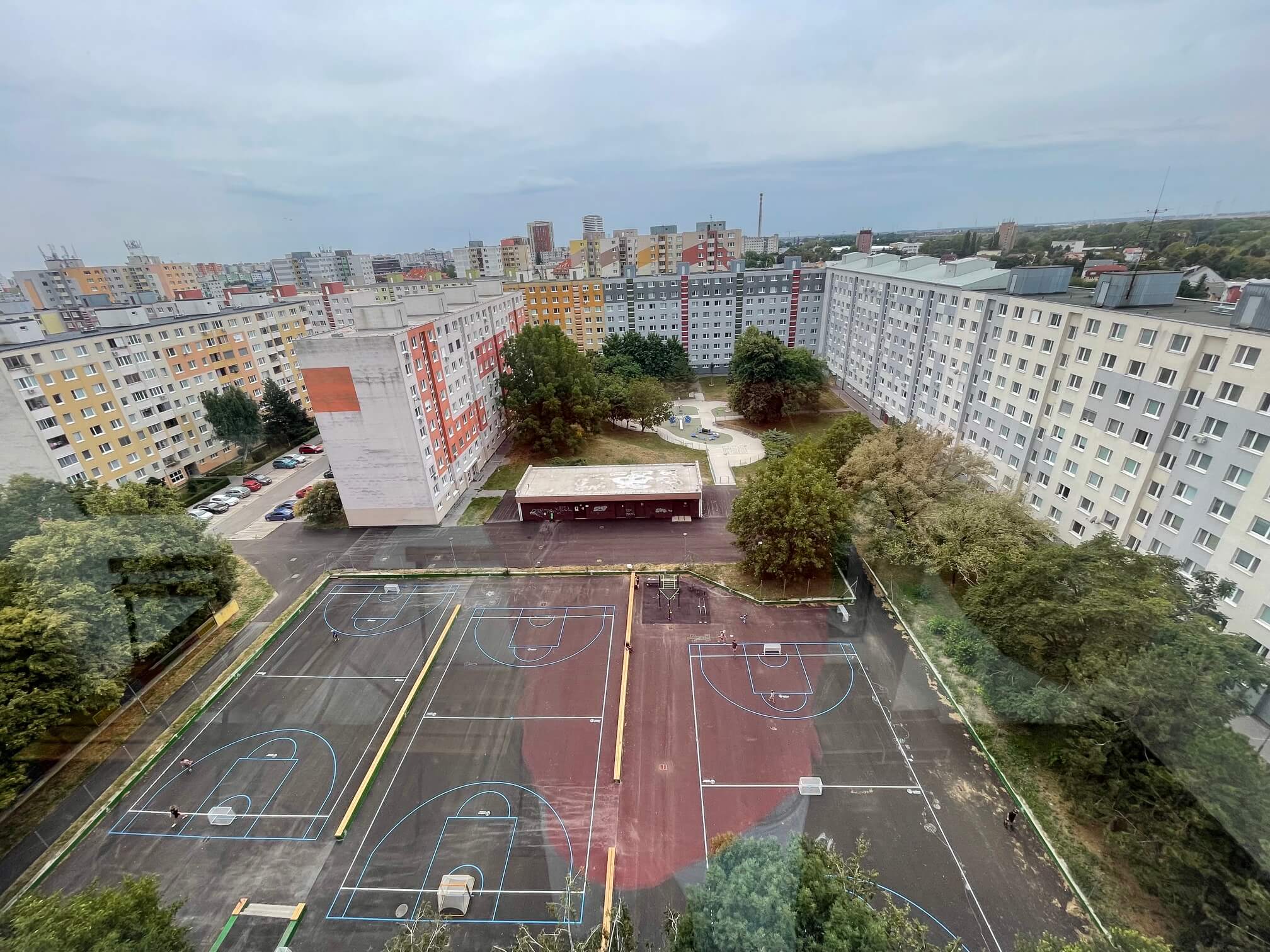 2 izbový byt, úžitková 48,18m2 z toho pivnica 2m2, Loggia má 4,86m2, po kompletnej rekonštrukcii na začiatku Petržalky, ul. Pečnianska 13-12