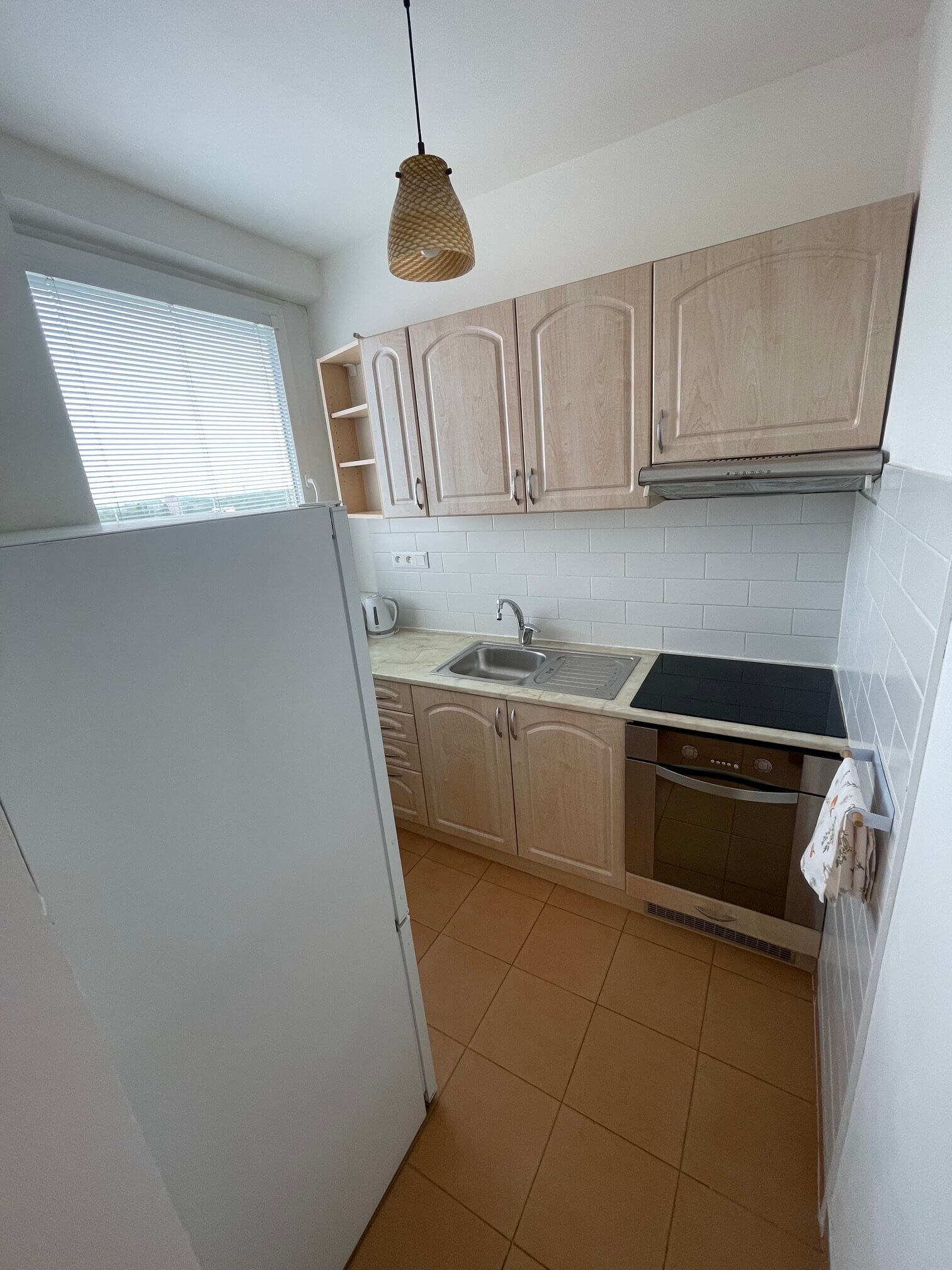 2 izbový byt, úžitková 48,18m2 z toho pivnica 2m2, Loggia má 4,86m2, po kompletnej rekonštrukcii na začiatku Petržalky, ul. Pečnianska 13-6