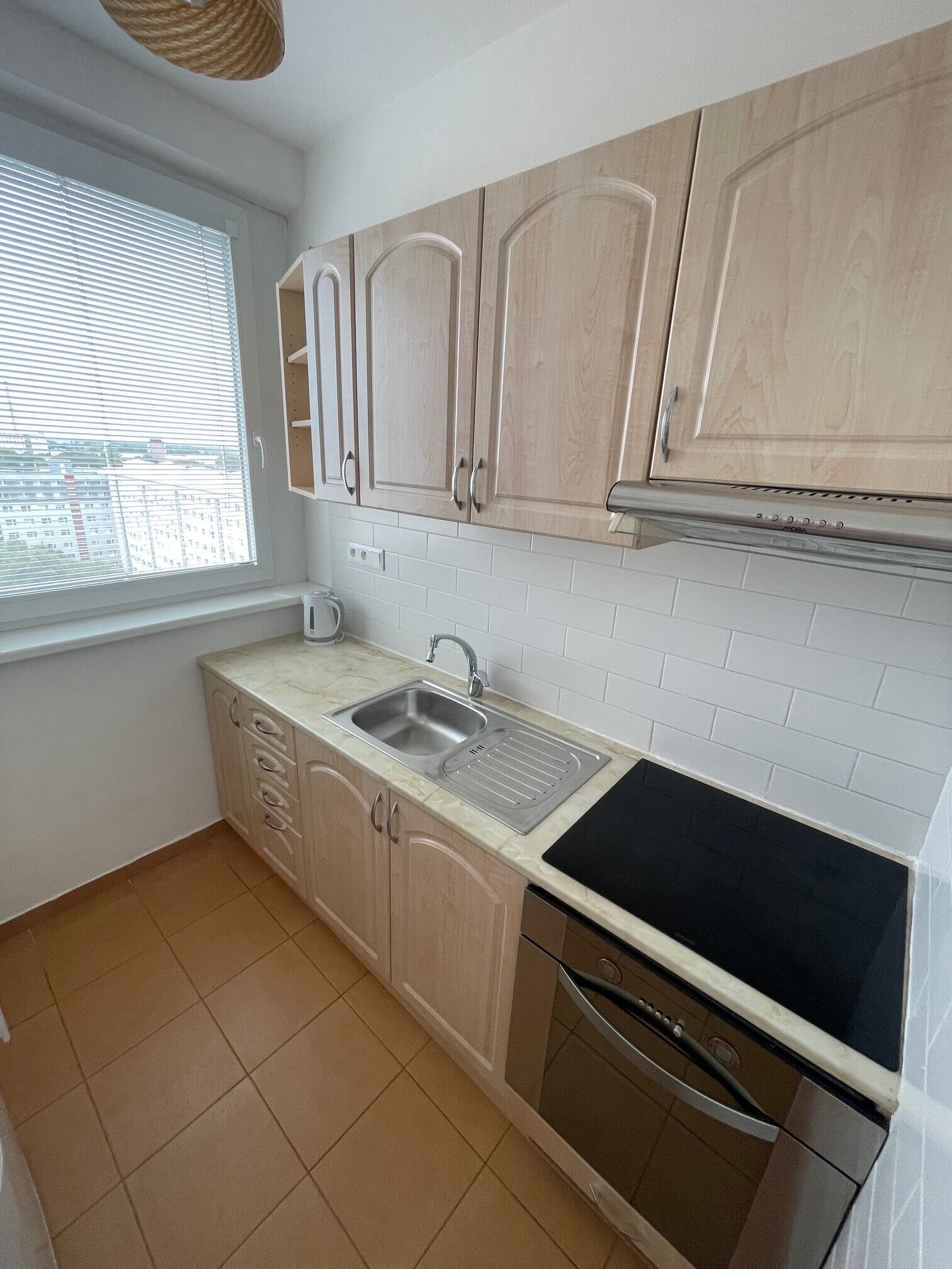 2 izbový byt, úžitková 48,18m2 z toho pivnica 2m2, Loggia má 4,86m2, po kompletnej rekonštrukcii na začiatku Petržalky, ul. Pečnianska 13-7