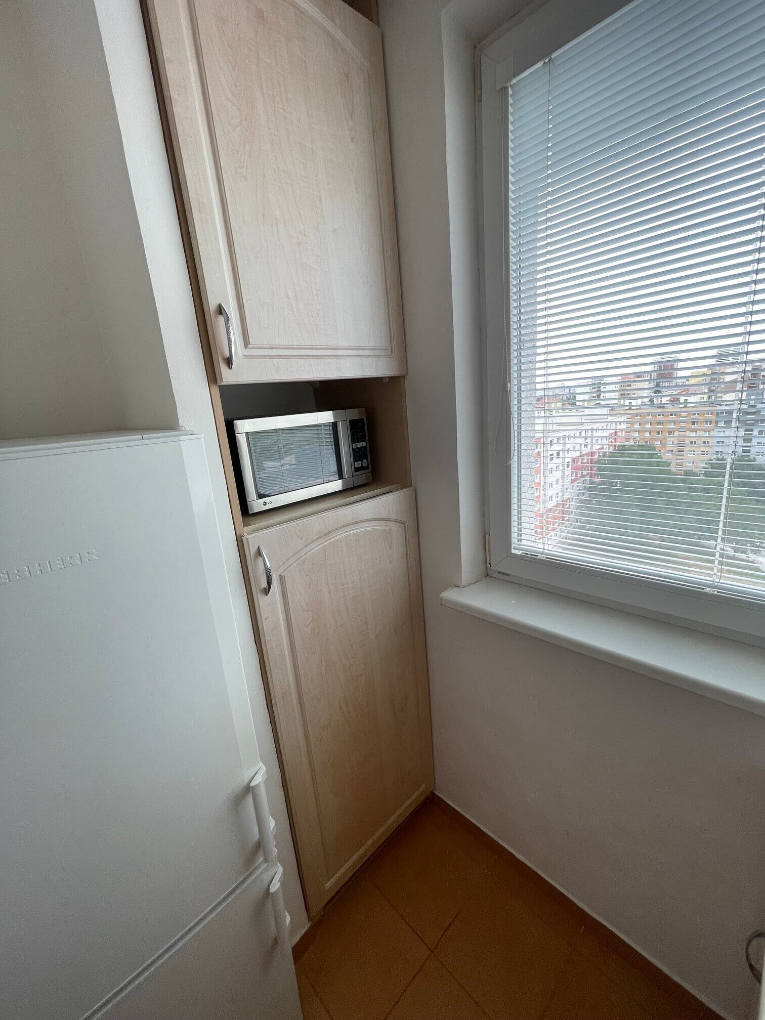 2 izbový byt, úžitková 48,18m2 z toho pivnica 2m2, Loggia má 4,86m2, po kompletnej rekonštrukcii na začiatku Petržalky, ul. Pečnianska 13-8
