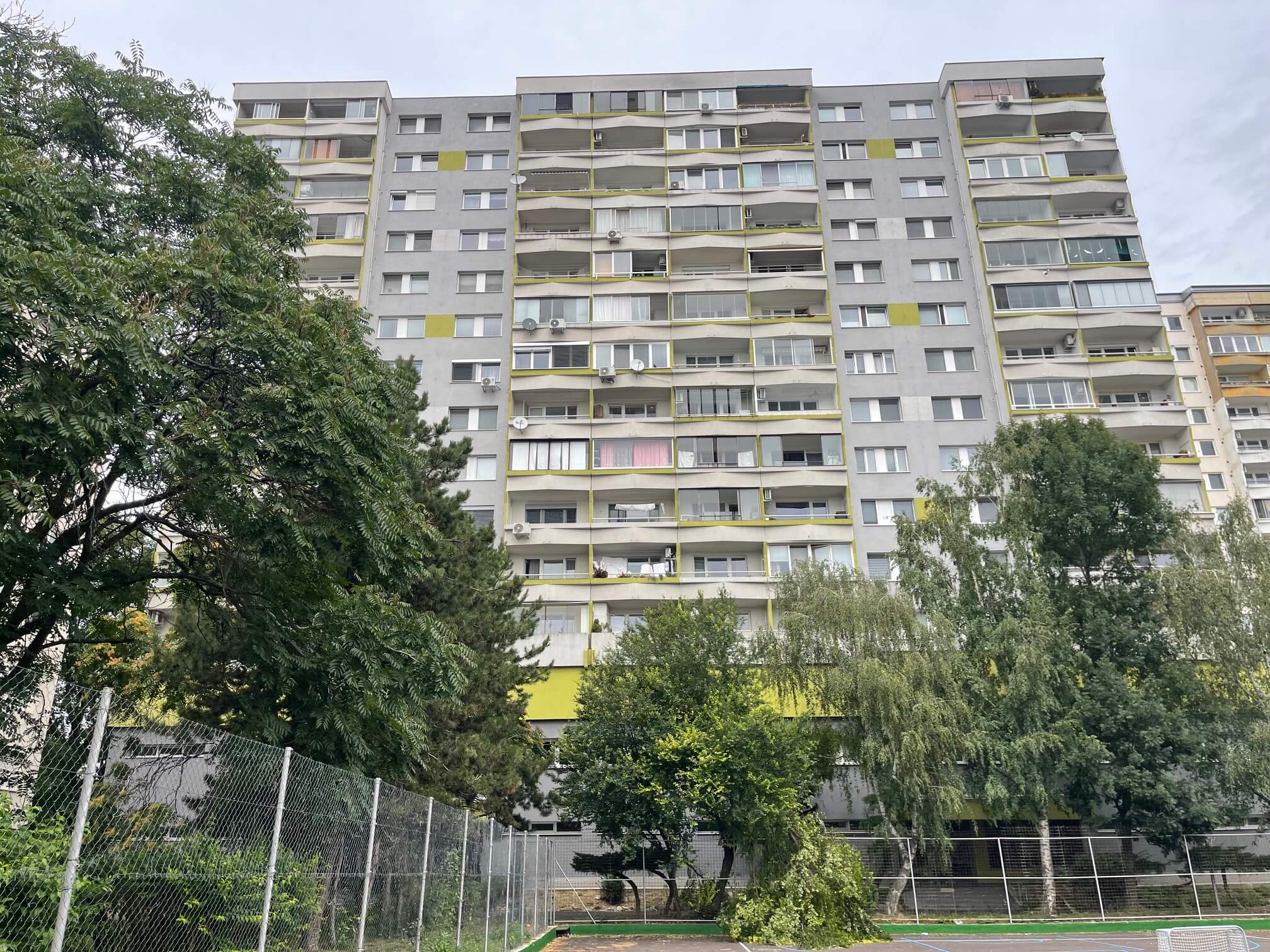2 izbový byt, úžitková 48,18m2 z toho pivnica 2m2, Loggia má 4,86m2, po kompletnej rekonštrukcii na začiatku Petržalky, ul. Pečnianska 13-23