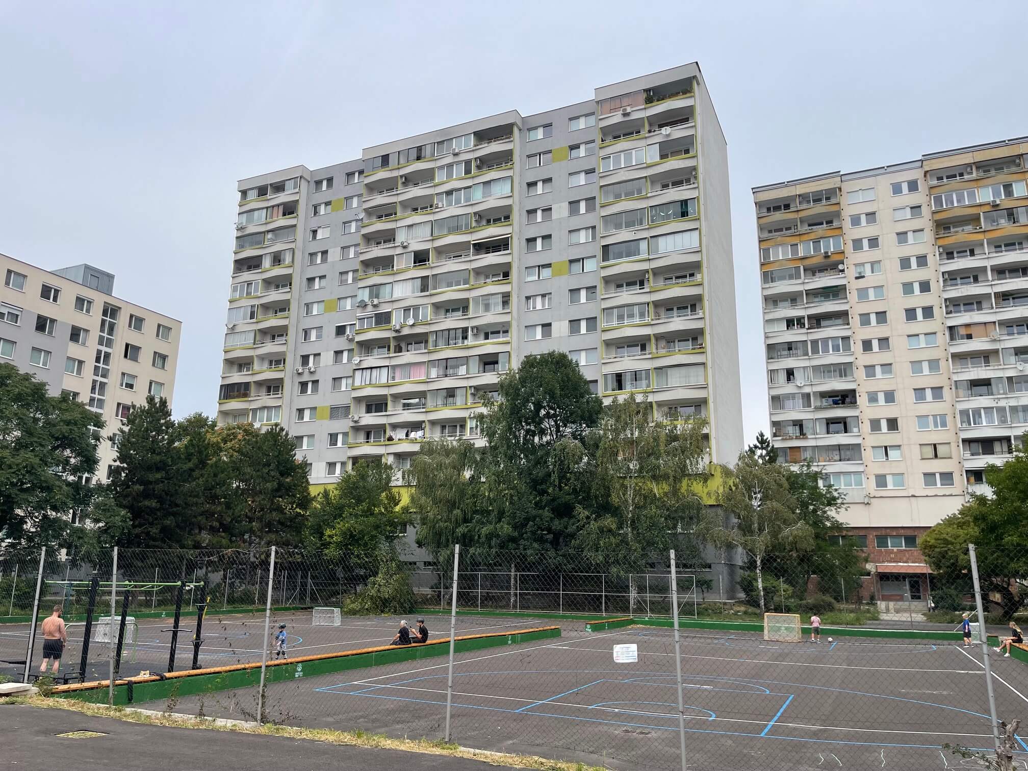 2 izbový byt, úžitková 48,18m2 z toho pivnica 2m2, Loggia má 4,86m2, po kompletnej rekonštrukcii na začiatku Petržalky, ul. Pečnianska 13-21