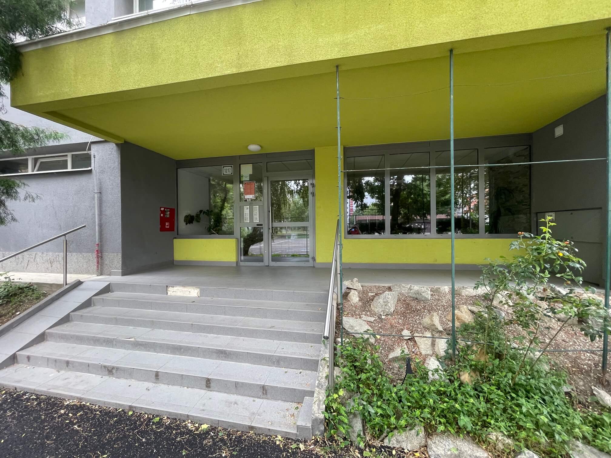 2 izbový byt, úžitková 48,18m2 z toho pivnica 2m2, Loggia má 4,86m2, po kompletnej rekonštrukcii na začiatku Petržalky, ul. Pečnianska 13-18