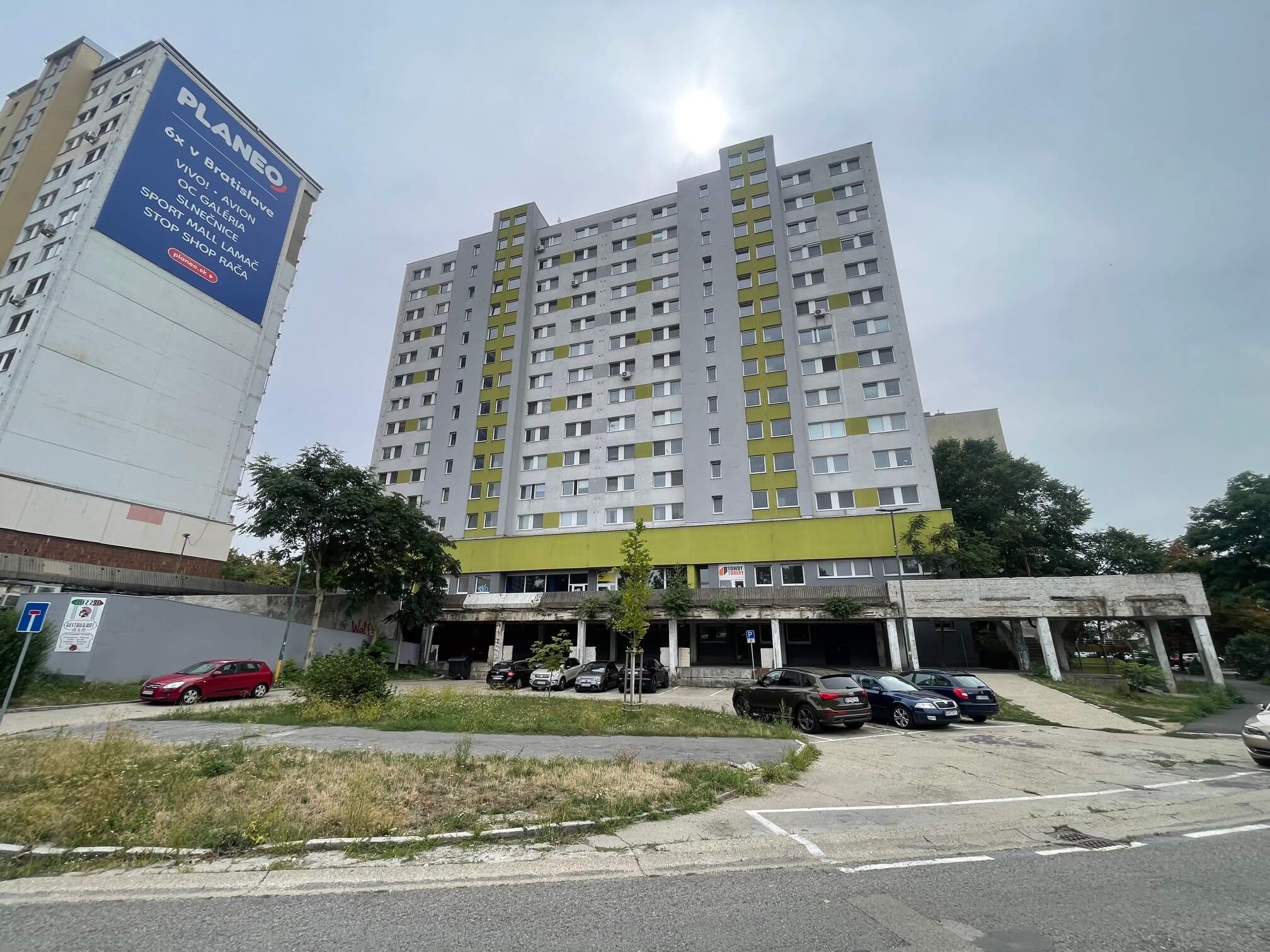 2 izbový byt, úžitková 48,18m2 z toho pivnica 2m2, Loggia má 4,86m2, po kompletnej rekonštrukcii na začiatku Petržalky, ul. Pečnianska 13-20