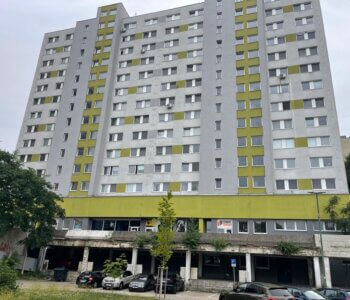 2 izbový byt, úžitková 48,18m2 z toho pivnica 2m2, Loggia má 4,86m2, po kompletnej rekonštrukcii na začiatku Petržalky, ul. Pečnianska 13-0