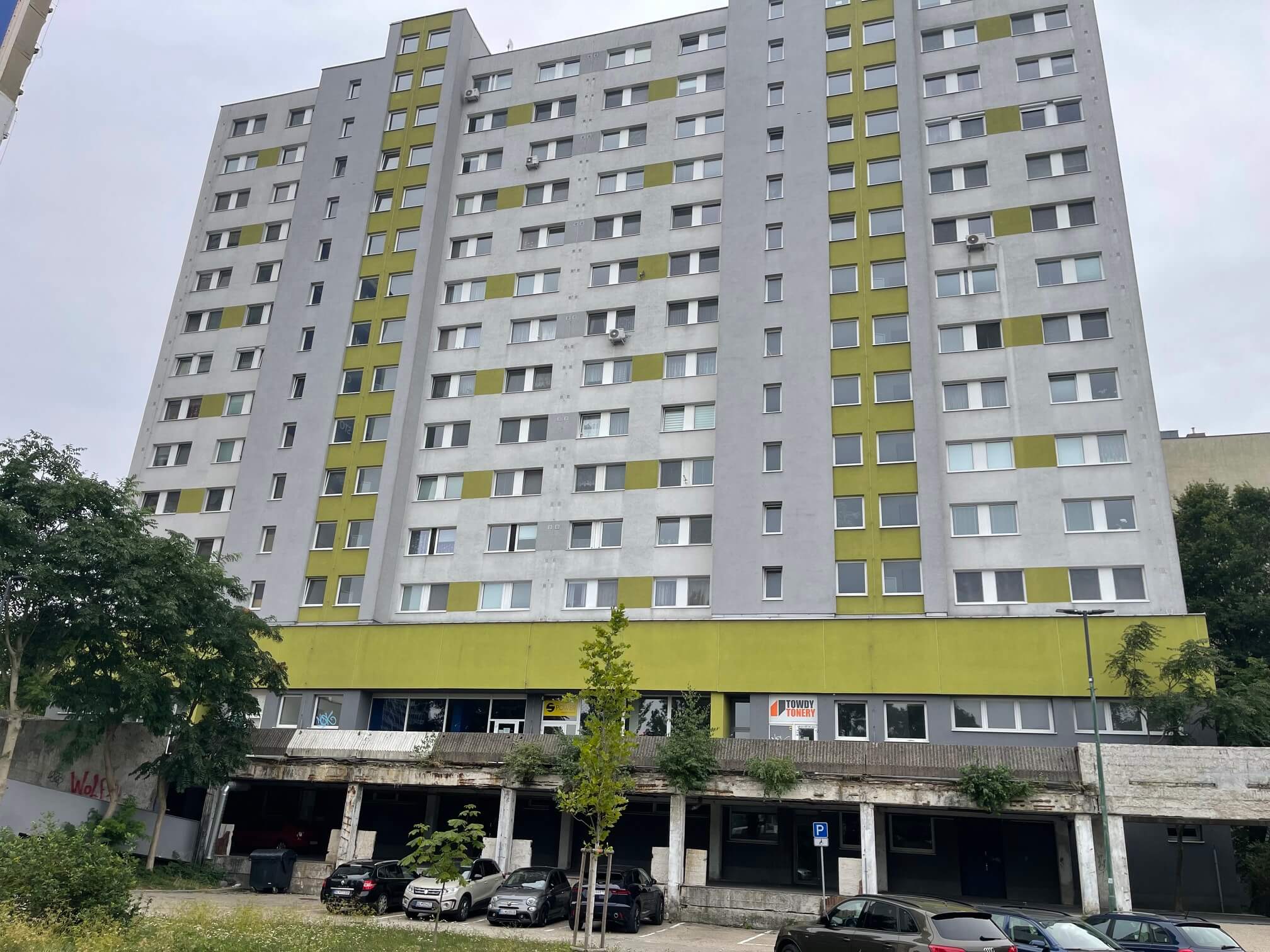 2 izbový byt, úžitková 48,18m2 z toho pivnica 2m2, Loggia má 4,86m2, po kompletnej rekonštrukcii na začiatku Petržalky, ul. Pečnianska 13-0