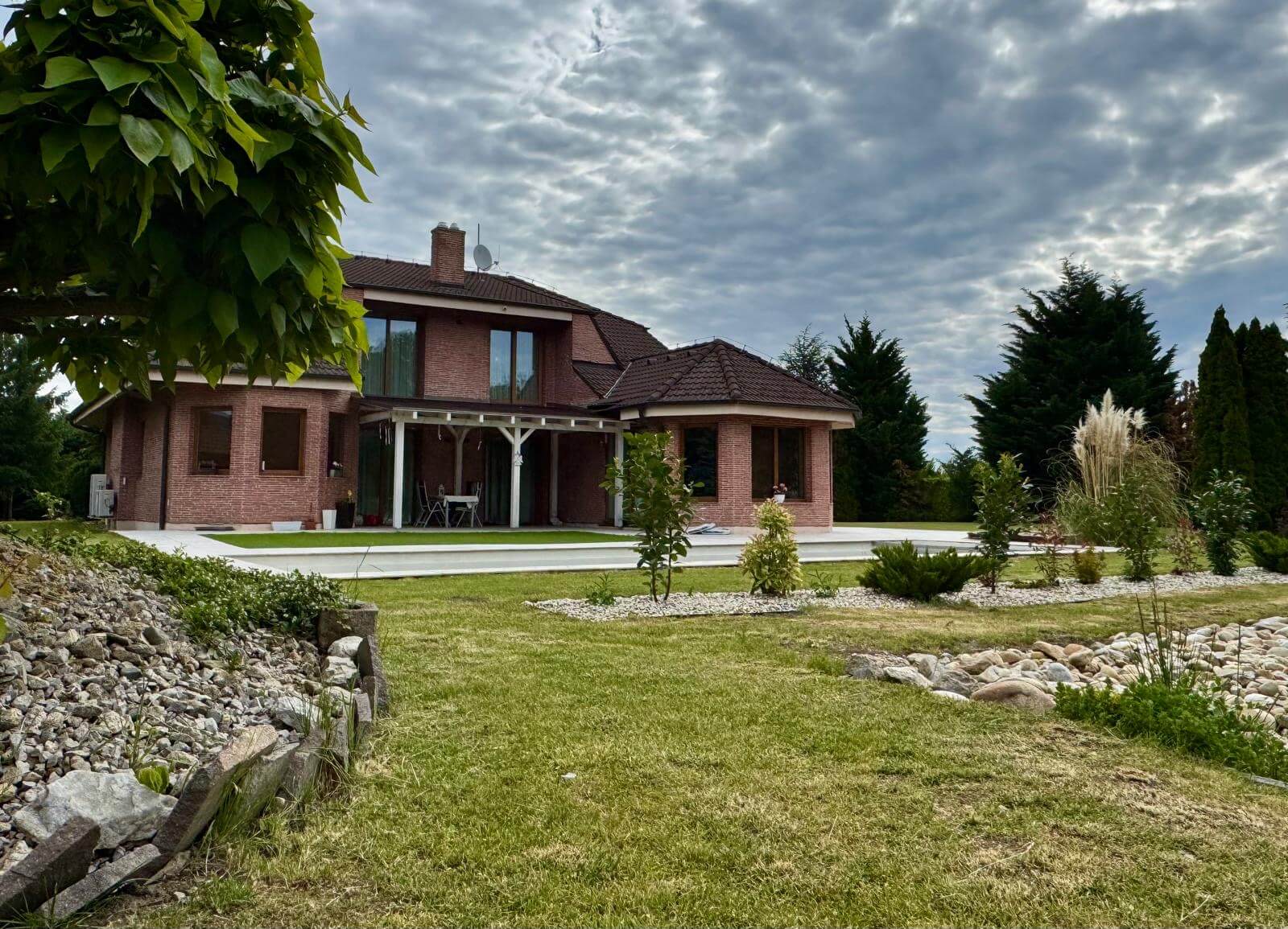 Rodinná vila 3 podlažná, 6 izbová, úžitková plocha 420m2, pozemok 4030m2, 15m vykurovaný bazén, Limbach-1