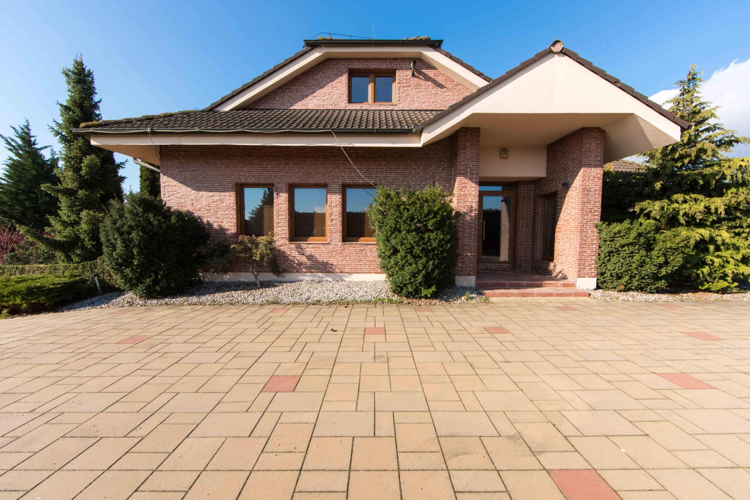 Rodinná vila 3 podlažná, 6 izbová, úžitková plocha 420m2, pozemok 4030m2, 15m vykurovaný bazén, Limbach-6